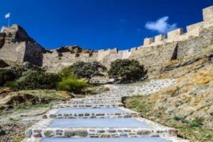Λήμνος: Επίσημη έπαρση και υποστολή της σημαίας στο Μεσαιωνικό Κάστρο Μύρινας για την εορτή της Κοιμήσεως της Θεοτόκου