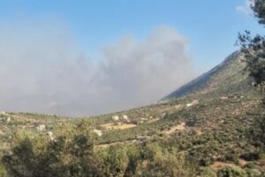Φωτιά στον Κουβαρά Αττικής -Εκκενώνεται ο Άγιος Στυλιανός