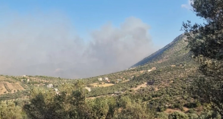 Φωτιά στον Κουβαρά Αττικής -Εκκενώνεται ο Άγιος Στυλιανός
