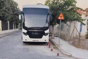 Μύρινα: Παρκαρισμένο λεωφορείο «κλείνει» την ορατότητα | Παραλίγο σύγκρουση χθες το βράδυ στη Λ. Δημοκρατίας