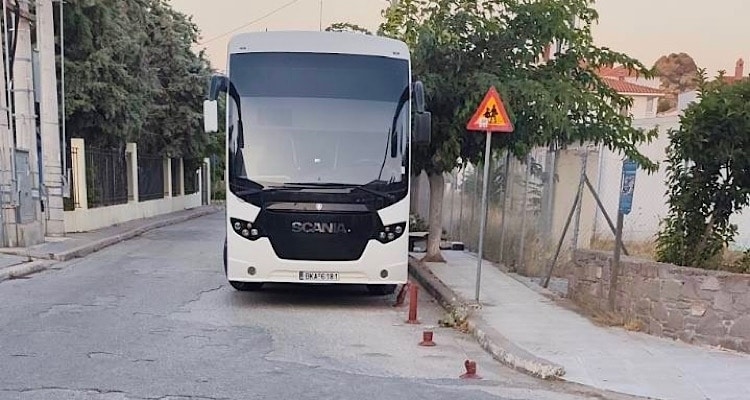 Μύρινα: Παρκαρισμένο λεωφορείο «κλείνει» την ορατότητα | Παραλίγο σύγκρουση χθες το βράδυ στη Λ. Δημοκρατίας