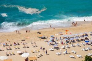 Bloomberg: Ακριβές πλέον οι διακοπές στην Τουρκία – Φεύγουν οι Βρετανοί, ακόμα και οι Τούρκοι προτιμούν Ελλάδα