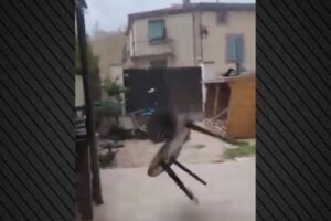 Τρομακτικές εικόνες στη Γαλλία με ανεμοστρόβιλο που σάρωσε χωριά, τουλάχιστον 41 τραυματίες και πάνω από 300 σπίτια με ζημιές, δείτε βίντεο