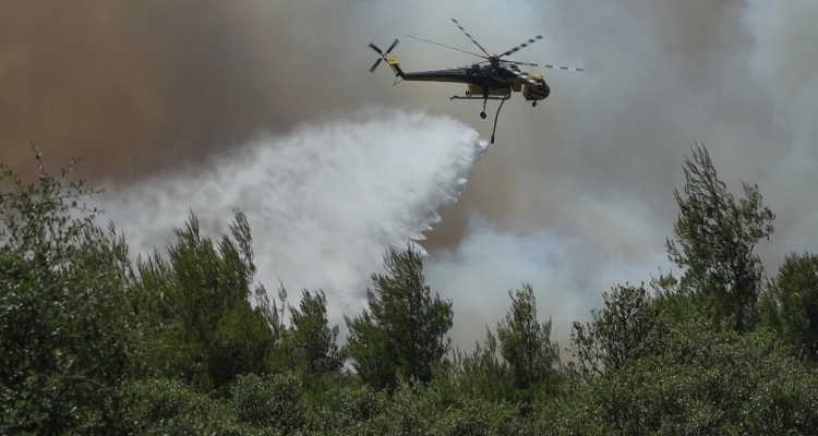 Πέρασαν στον οικισμό της Αγίας Σκέπης οι φλόγες -Συνεχίζεται η μάχη στα πύρινα μέτωπα της Δυτικής Αττικής