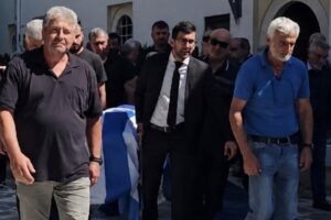 Παλικαρίσια σήκωσε το φέρετρο του Δημήτρη Καρύδη ο δήμαρχος Αγίου Ευστρατίου, συνοδοιπόρος του και στην ασθένεια