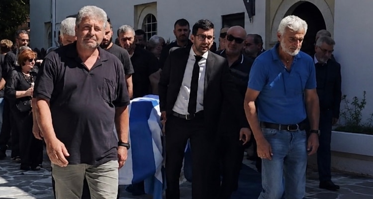Παλικαρίσια σήκωσε το φέρετρο του Δημήτρη Καρύδη ο δήμαρχος Αγίου Ευστρατίου, συνοδοιπόρος του και στην ασθένεια