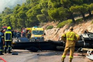Ελεύθερος ο αδερφός αντιδημάρχου της Μάνδρας που έσπασε το μπλόκο της ΕΛΑΣ στο σημείο της συντριβής του ελικοπτέρου και έπεσε στα συντρίμμια