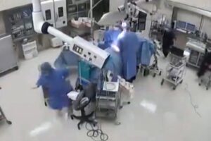 Συγκλονιστικό βίντεο από χειρουργείο την ώρα του σεισμού των 7,1R στην Ιαπωνία: Τα πάντα κλυδωνίζονται, δύο προσπάθησαν να προστατεύσουν τον ασθενή