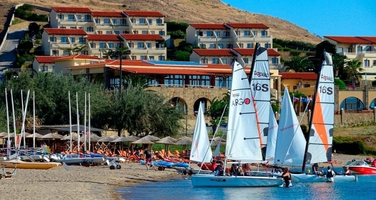 Lemnos Village: Άλλαξε χέρια το εμβληματικό ξενοδοχείο | Έπεσαν σήμερα οι υπογραφές μεταξύ Νίκου Μπελιά και Περικλή Χαλαμανδάρη