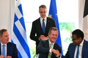 Έπεσαν οι υπογραφές με τη Meridiam για την ηλεκτρική διασύνδεση Ελλάδας-Κύπρου | Μία από τις 8 «ενεργειακές λεωφόρους» της Κομισιόν