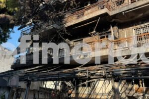 Νύχτα τρόμου σε πολυκατοικία στη Νέα Ιωνία: «Είδα φλόγες έξω από το υπνοδωμάτιο, άρχισα να φωνάζω» | Αποκαλυπτικές φωτό από τις καταστροφές