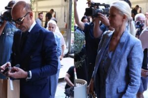 Στην Ασφάλεια Αθηνών το ζευγάρι των γιατρών μετά τις έρευνες στο ιατρείο και το σπίτι τους