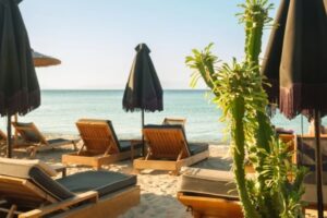 Βουλιαγμένη: Πέθανε 82χρονος μετά από άγριο καβγά για μία ξαπλώστρα -Προσήχθησαν 76χρονος και 21χρονη