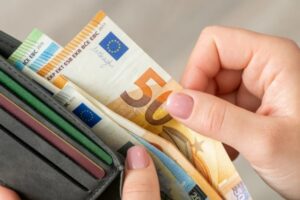 «Κλείδωσε» η ημερομηνία πληρωμής των 400 ευρώ σε πάνω από 2,1 εκατομμύρια δικαιούχους
