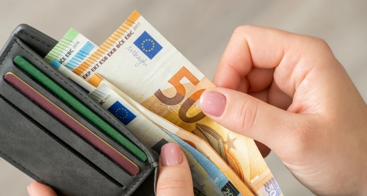 «Κλείδωσε» η ημερομηνία πληρωμής των 400 ευρώ σε πάνω από 2,1 εκατομμύρια δικαιούχους