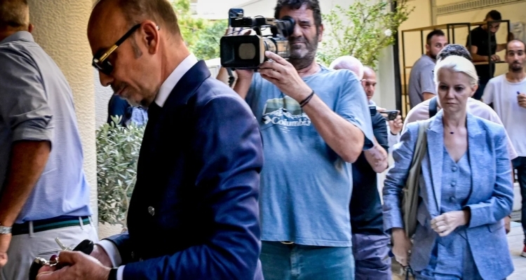 Πώς οι γιατροί του Μαζωνάκη είχαν στήσει την «επιχείρηση» στο Κολωνάκι | Το πτυχίο από τη Χονολουλού, το παράνομο μηχάνημα, ο τιμοκατάλογος
