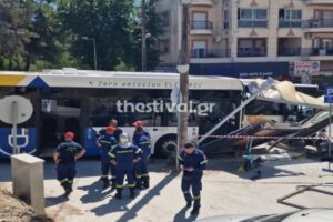 Λεωφορείο έπεσε σε στάση στη Νεάπολη Θεσσαλονίκης, τρεις τραυματίες