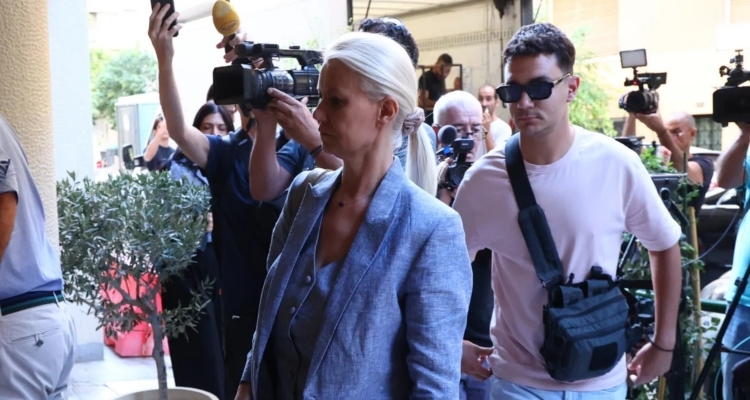 «Πελάτισσα» συμμορίας που παρασκεύαζε παράνομα φάρμακα ήταν η γιατρός Γάκα που συνελήφθη για τον θάνατο Μαζωνάκη -Τι βρέθηκε