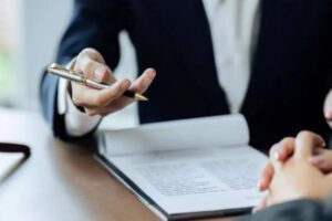 Νέο κληρονομικό δίκαιο: Τι αλλάζει για τις διαθήκες, την περιουσία και τα χρέη του εκλιπόντος