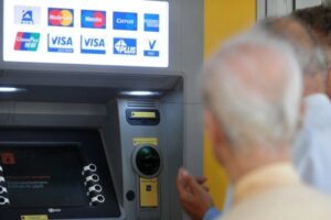 Χωρίς εισοδηματικά και περιουσιακά κριτήρια το επίδομα στους συνταξιούχους | Ποιοι θα λάβουν 150 ευρώ και ποιοι 400 ευρώ περισσότερα από πέρυσι