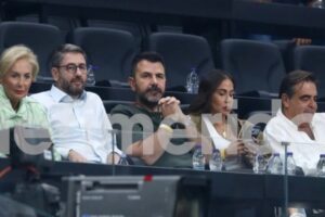 Μετά τον καβγά στη Βουλή, Νίκος Ανδρουλάκης και Μαργαρίτης Σχοινάς μαζί στις κερκίδες του T-Center, είδαν τον Παναθηναϊκό