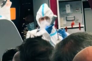 Ανησυχία σε πτήση από Ρόδο: Επιβάτες εμφάνισαν συμπτώματα νοροϊού -Ειδική ομάδα μπήκε με στολές στο αεροσκάφος, τρεις στο νοσοκομείο