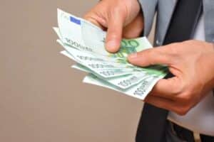 Ποιοι παίρνουν το επίδομα 400 ευρώ ακόμα και αν δεν έχουν «κλείσει» τα 65