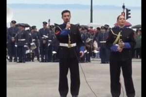 Η μπάντα του Πολεμικού Ναυτικού τραγούδησε Γιώργο Μαζωνάκη στην πλατεία Αριστοτέλους στη Θεσσαλονίκη, δείτε βίντεο