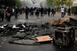 «Βράζει» η Γαλλία: Πάνω από 250.000 μαθητές και εκπαιδευτικοί στους δρόμους | Χάος και επεισόδια