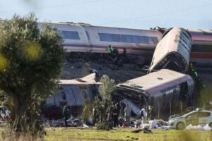 Σοκ και θλίψη στην Ισπανία με τους 68 νεκρούς στη σύγκρουση τρένων | Η πορεία 16 λεπτών στα τυφλά, με κόκκινη σηματοδότηση, ψάχνουν σειρά λαθών