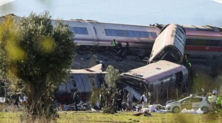 Σοκ και θλίψη στην Ισπανία με τους 68 νεκρούς στη σύγκρουση τρένων | Η πορεία 16 λεπτών στα τυφλά, με κόκκινη σηματοδότηση, ψάχνουν σειρά λαθών