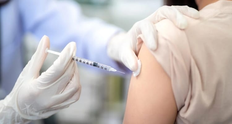 Γρίπη: Οι δύο πιο σοβαρές επιπλοκές, ποιοι πρέπει να εμβολιαστούν άμεσα