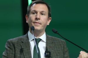 Δουδωνής: «Ο διευθυντής του γραφείου Μητσοτάκη στη Βουλή παριστάνει τον εθελοντή και αμφισβητείται το πτυχίο του»