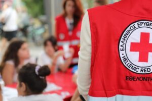 Όταν μια καρδιά σταματά, κάθε δευτερόλεπτο μετρά | Το μήνυμα του Ερυθρού Σταυρού: «Δύο χέρια μπορούν να σώσουν μια ζωή»