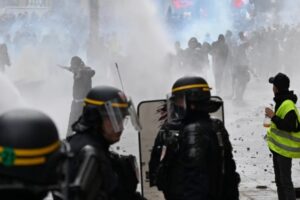 Σε ισχύ η απαγόρευση κυκλοφορίας στο Παρίσι και άλλες πόλεις της Γαλλίας | Δίκες «εξπρές» για συλληφθέντες, φόβοι για νέο κύκλο επεισοδίων