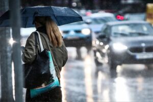 Σήμερα η πιο δύσκολη ημέρα της κακοκαιρίας: 112 στην Εύβοια, προβλήματα στη Σκιάθο, πλημμύρες στη Ρόδο, απαγορευτικό σε Πειραιά και Λαύριο
