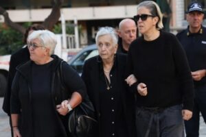 Γιώργος Μαζωνάκης: Πλήθος κόσμου στο 40ήμερο μνημόσυνό του στη Νίκαια -Στον Ιερό Ναό Αγίας Τριάδας η οικογένειά του