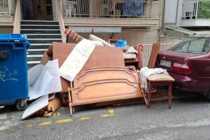 Θεσσαλονίκη: Πρόστιμο 3.000 ευρώ σε δημότη που πέταξε έπιπλα και στρώματα στον δρόμο