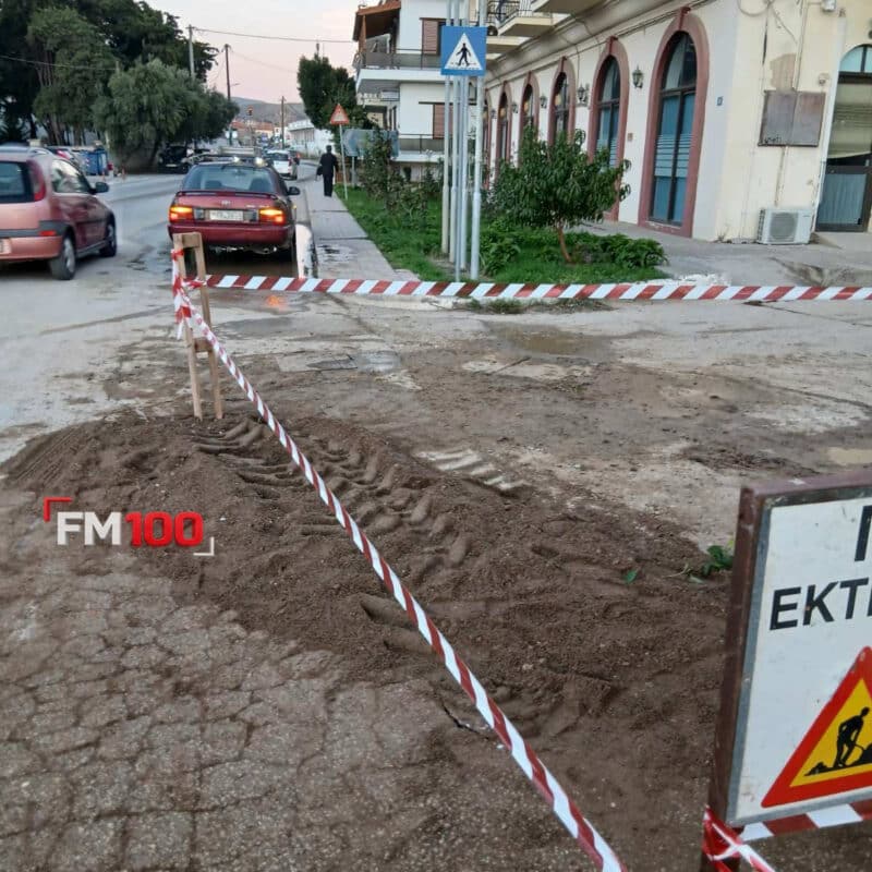 Σοβαρή βλάβη στον αγωγό ύδρευσης στη Λ. Δημοκρατίας – φωτογραφία 1