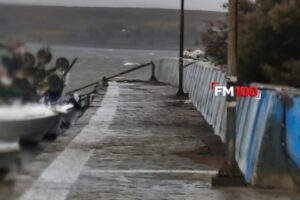 Πτώση φωτιστικού στο λιμανάκι του Κότσινα λόγω των ισχυρών ανέμων