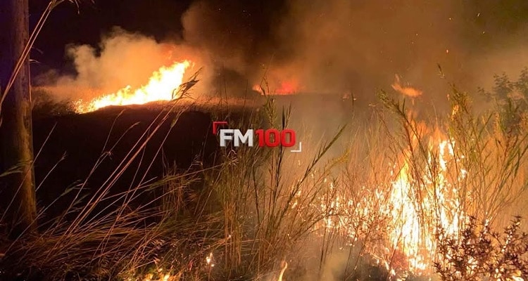 Διαπόρι: Στην αυλή σπιτιού σταμάτησε η φωτιά | Κάηκε η περίφραξη
