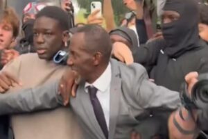 Viral δήμαρχος στη Γαλλία που μπήκε ανάμεσα στους μαθητές και στην αστυνομία | «Θα μπορούσαν να είναι τα παιδιά μου»