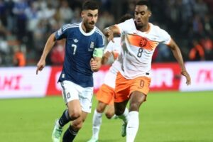Ελλάδα-Ολλανδία 2-2: «Ψυχρολουσία» στο 90′ για την Εθνική, αλλά παραμένει μόνη πρώτη