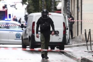 Συναγερμός στο Χαϊδάρι: Συνεργείο καθαρισμού εντόπισε χειροβομβίδα σε πάρκο | Την παρέλαβαν ειδικοί