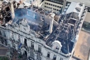 Καταστράφηκε ολοσχερώς το ιστορικό δημαρχείο της Λιμόζ | Εικόνες θλίψης, συγκλονιστικό βίντεο από drone