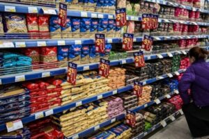 Σκληρά παζάρια με την αγορά για να μπει «φρένο» στις ανατιμήσεις | Η νέα «συμφωνία κυρίων» και το σχέδιο για τα Χριστούγεννα