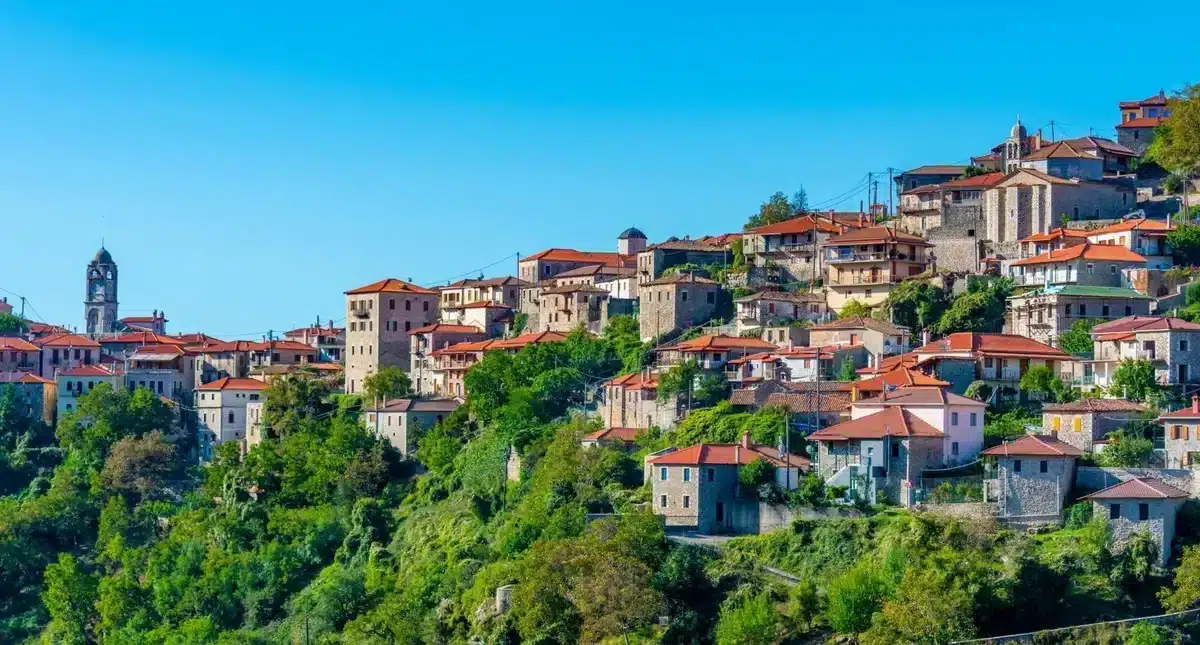 Μίνι διακοπές λόγω 28ης Οκτωβρίου: «Γεμίζουν» τα airbnb σε 11 δημοφιλείς ορεινούς προορισμούς