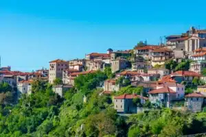 Μίνι διακοπές λόγω 28ης Οκτωβρίου: «Γεμίζουν» τα airbnb σε 11 δημοφιλείς ορεινούς προορισμούς