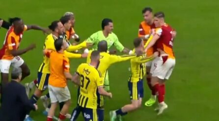 Εικόνες χάους στο Γαλατασαράι-Φενέρμπαχτσε: Άγριο ξύλο μεταξύ ποδοσφαιριστών μετά τη λήξη του ντέρμπι, δείτε βίντεο