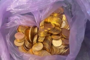 Απατεώνες από δήθεν εταιρεία κοινοχρήστων έπεισαν 89χρονη στο Μαρούσι να τους αποκαλύψει κρυψώνα με €220.000 σε λίρες και μετρητά, την γκρέμισαν με βαριοπούλα
